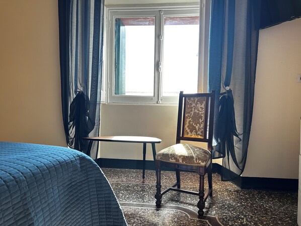 Habitación doble Deluxe, vista a la ciudad | Minibar, espacio para trabajar con laptop, wifi gratis y ropa de cama