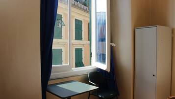 Minibar, postazione laptop, Wi-Fi gratuito, lenzuola
