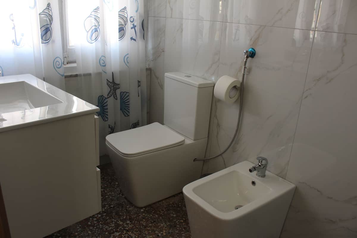 Ducha, artículos de tocador gratuitos, secador de pelo, toallas