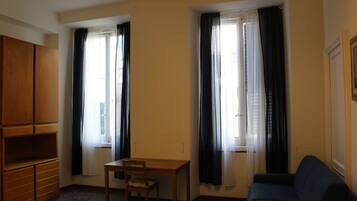 Minibar, laptopgeeigneter Arbeitsplatz, kostenloses WLAN, Bettwäsche
