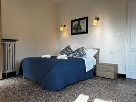 Minibar, laptop workspace, WiFi (free), bed sheets