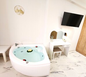 Rideaux occultants, chambres insonorisées, fer et planche à repasser