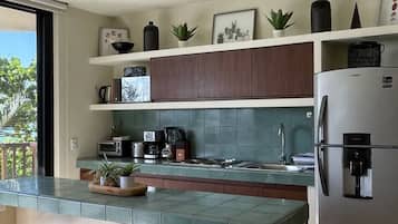 Geladeira, micro-ondas, cafeteira/chaleira, torradeira