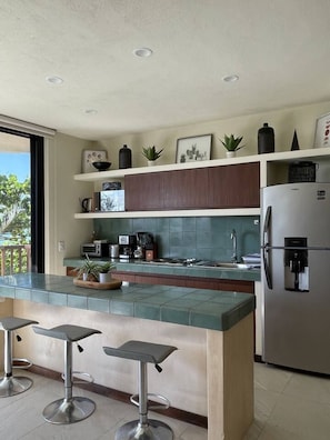 Refrigerador, microondas, cafetera y tetera y tostadora 