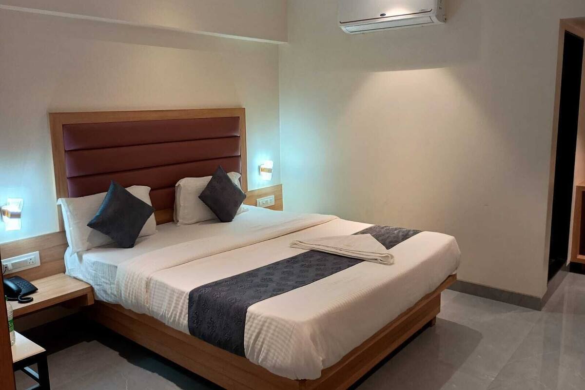 Habitación Deluxe con 1 cama doble o 2 individuales, balcón, vistas a la ciudad | Escritorio y espacio para trabajar con un portátil