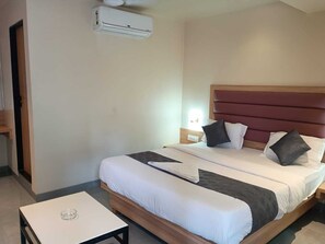 Desk, laptop workspace, iron/ironing board, free WiFi - Hotel Legacy Inn (Navi Mumbai)