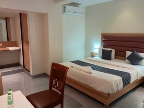 Desk, laptop workspace, iron/ironing board, free WiFi - Hotel Legacy Inn (Navi Mumbai)