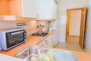 Kühlschrank, Mikrowelle, Ofen, Herdplatte