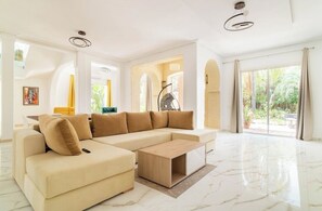 Smart TV, table tennis