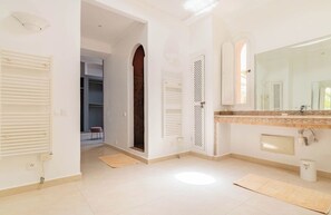 Douche, séchoir à cheveux, bidet, serviettes fournies