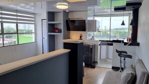 Una cocina moderna con un amplio ventanal, un refrigerador empotrado y una encimera.