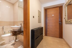 Shower, hair dryer, towels, soap - Few Meters from Marina Beach, Arabian Gulf Views - Trident Grand Residences, JBR (Dubai)
