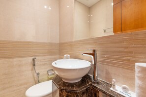 Shower, hair dryer, towels, soap - Few Meters from Marina Beach, Arabian Gulf Views - Trident Grand Residences, JBR (Dubai)