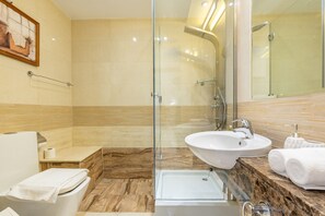 Shower, hair dryer, towels, soap - Few Meters from Marina Beach, Arabian Gulf Views - Trident Grand Residences, JBR (Dubai)