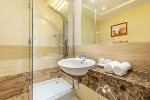 Een douche, een haardroger, handdoeken, zeep