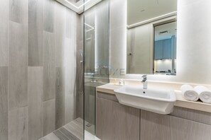 Shower, hair dryer, towels