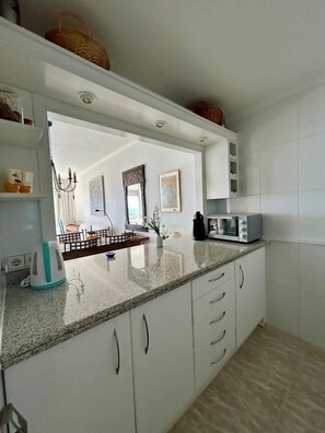 Geladeira, micro-ondas, cooktop, lava-louças