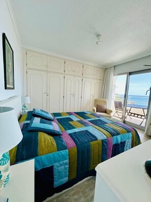 2 quartos, ferros/tábuas de passar roupa, berço de viagem