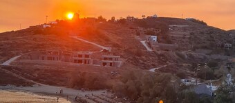 Holiday Home 'Kea's Sunset Stone Retreat' with Sea View, Wi-Fi and Air Conditioning