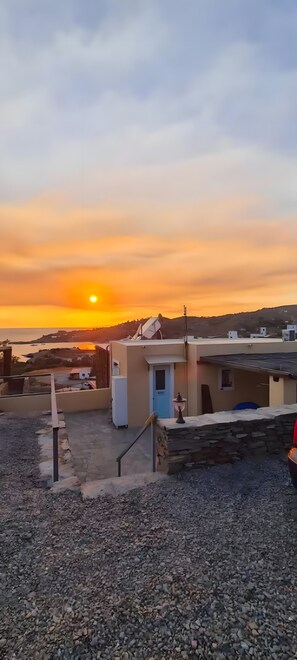 Exterior - Holiday Home 'Kea's Sunset Stone Retreat' with Sea View, Wi-Fi and Air Conditioning (Kea)