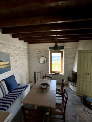 TV, fireplace - Holiday Home 'Kea's Sunset Stone Retreat' with Sea View, Wi-Fi and Air Conditioning (Kea)