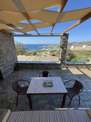 Outdoor dining - Holiday Home 'Kea's Sunset Stone Retreat' with Sea View, Wi-Fi and Air Conditioning (Kea)