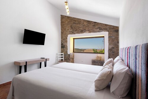 Country House 'Casas Do Monte I - T2' with Mountain View, Wi-Fi and Air Conditioning