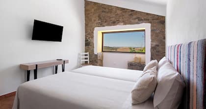 Country House 'Casas Do Monte I - T2' with Mountain View, Wi-Fi and Air Conditioning