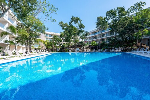 Modern, family-friendly condo with pool view, full kitchen & WiFi