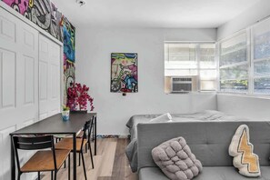 Desk, iron/ironing board, free WiFi, bed sheets - Studio 02 in Edgewater - 10 mins walk to Wynwood (Miami)