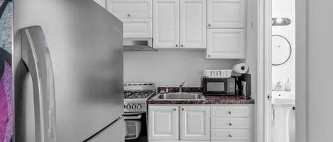 Een koelkast, een microgolfoven, een oven, een kookplaat