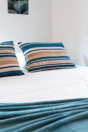 1 chambre, fer et planche à repasser, accès Internet, draps fournis