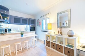 Fridge, microwave, oven, stovetop - Modern Light-Filled Lisbon Studio (Cascais)