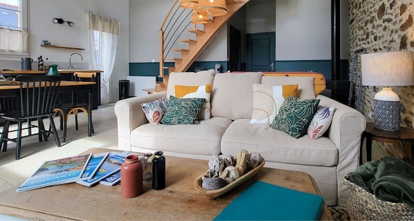 Fireplace - Gîte Nolwenn easy access on ground floor, pets welcome, 15 min from beaches (Taden)