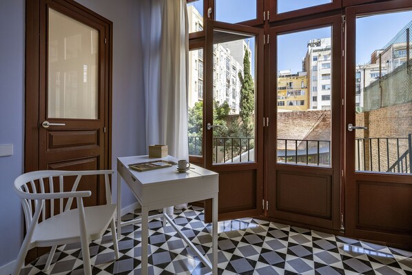 المنشأة من الداخل