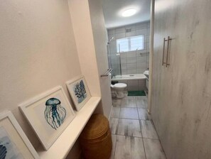 Dusj, håndklær og toalettpapir