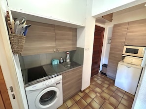 Réfrigérateur, micro-ondes, plaque de cuisson, cafetière/bouilloire