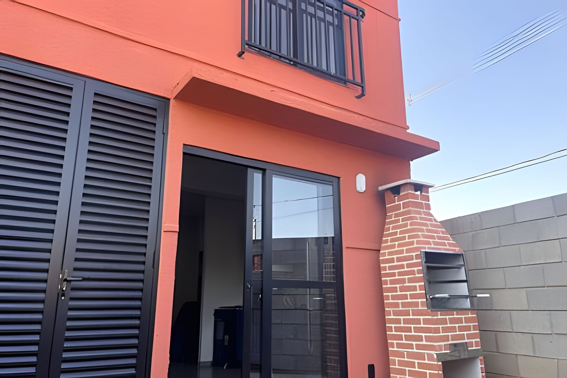 Duplex superior | Área de estar | TV de tela plana 32 polegadas com canais digitais