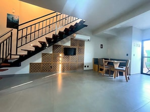 Nhà Duplex Economy, 2 phòng ngủ, máy điều hòa, quang cảnh sông | Khu phòng khách | TV màn hình phẳng 32-inch có truyền hình kỹ thuật số 