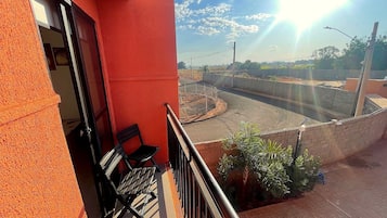 Duplex econômico, 2 quartos, ar-condicionado, vista para o rio | Vista para a rua