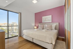 Tabla de planchar con plancha, cuna de viaje, wifi gratis y ropa de cama