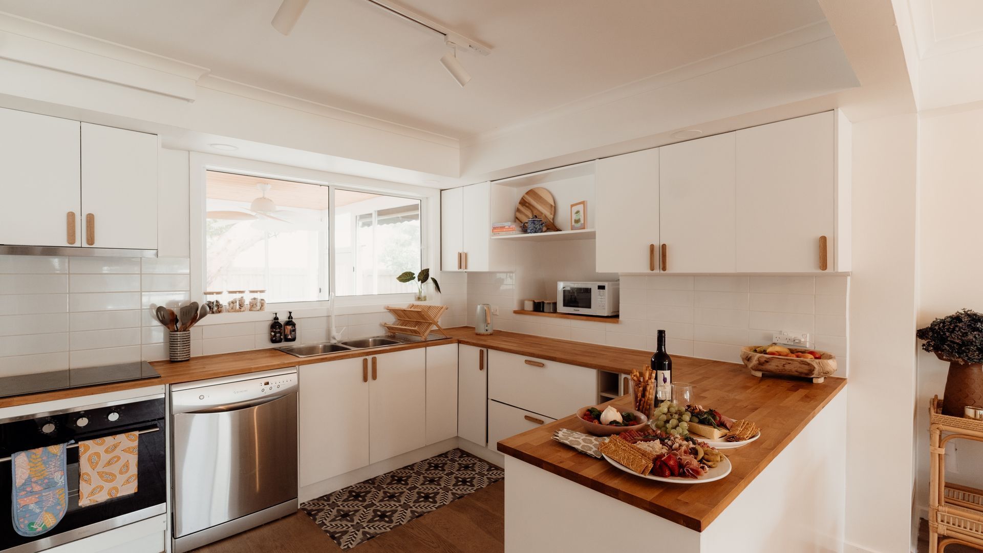 Kylskåp, mikrovågsugn, ugn och spishäll