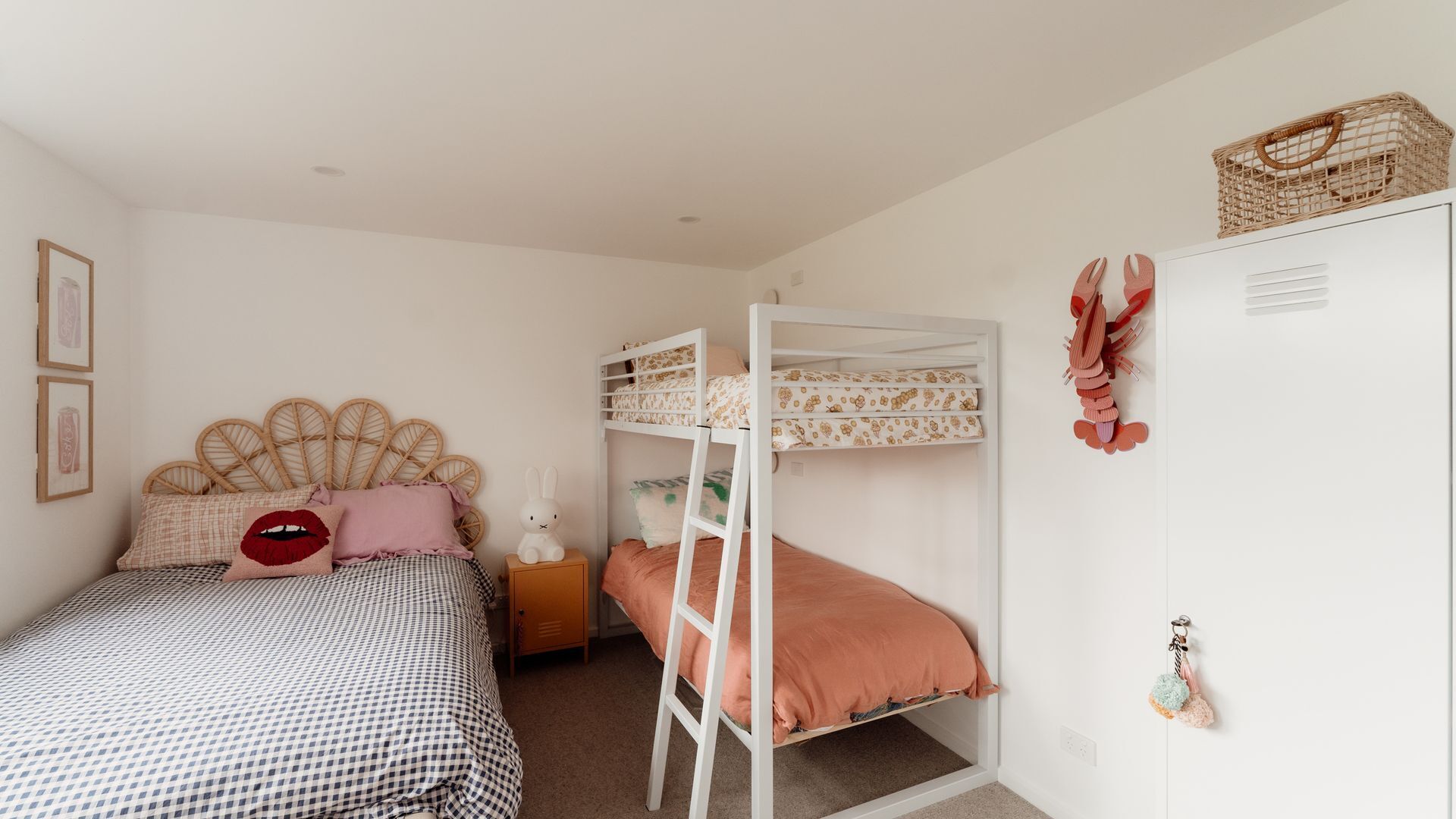4 bedrooms, iron/ironing board, travel cot, Internet