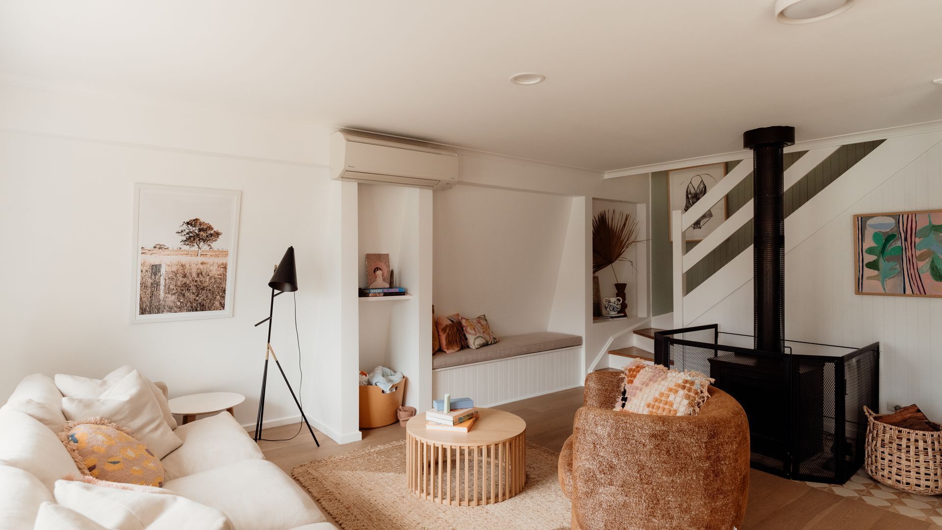 Een televisie, een open haard en boeken