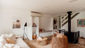 Een televisie, een open haard en boeken