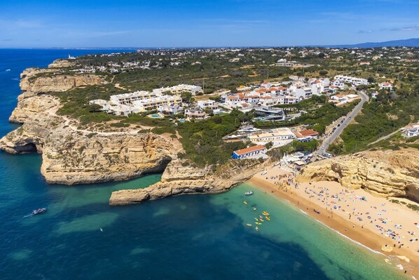Una playa cerca