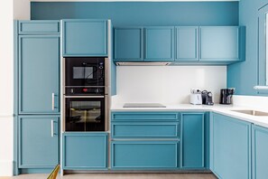 Frigorifero, microonde, forno, piano cottura