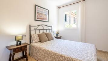 3 slaapkamers, een strijkplank/strijkijzer, gratis wifi, beddengoed
