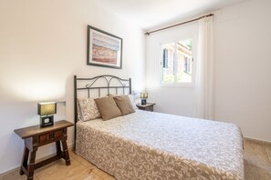 3 slaapkamers, een strijkplank/strijkijzer, gratis wifi, beddengoed