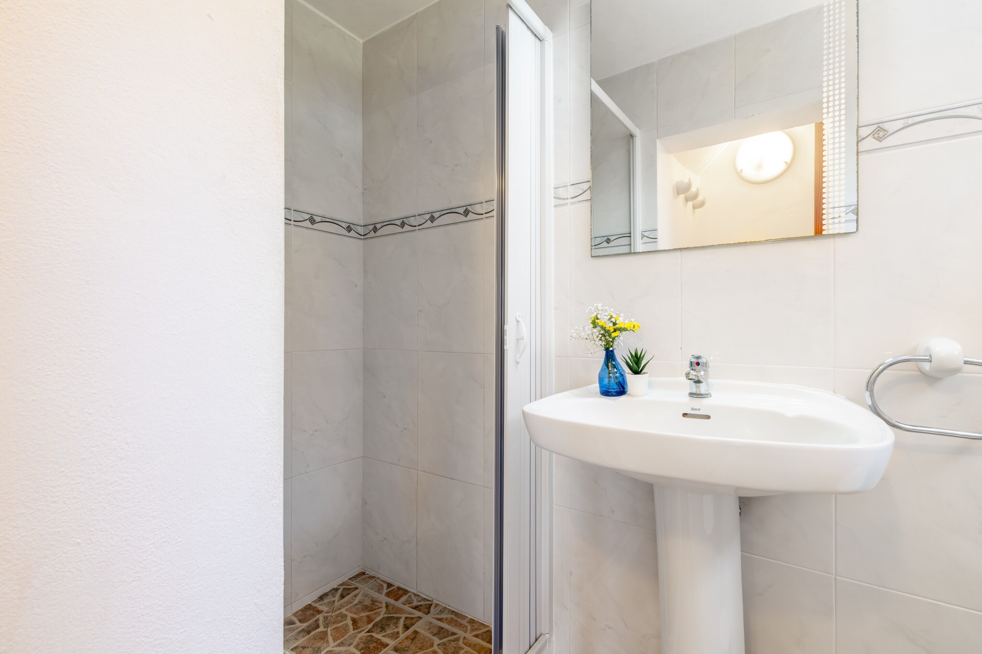 Een douche, een haardroger, handdoeken